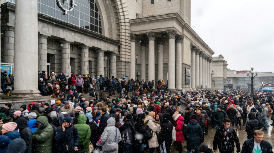 A Dnipro, la cohue des réfugiés ukrainiens en attente d'un train