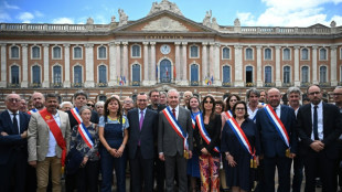 Emeutes: rassemblements de soutien aux maires, nette accalmie dans les violences