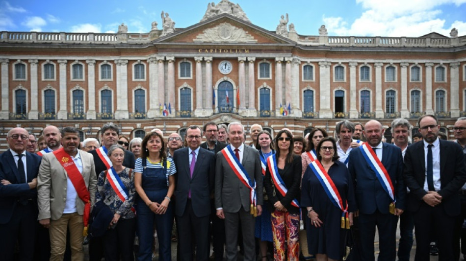 Emeutes: rassemblements de soutien aux maires, tour de consultations politiques