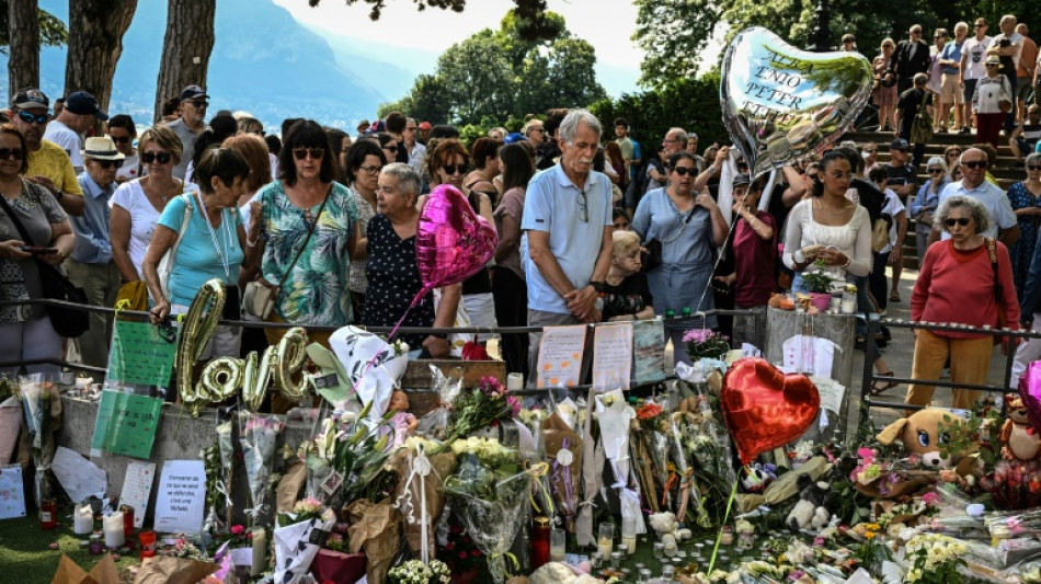 "Parlez-moi d'amour": Annecy salue les victimes et héros de l'attaque