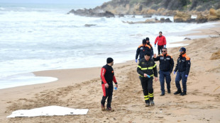 Sube a 62 muertos el balance del naufragio de migrantes en el sur de Italia