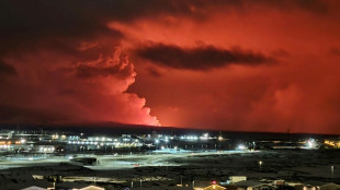 Erupción volcánica baja dn intensidad en Islandia, donde la población recupera vida normal