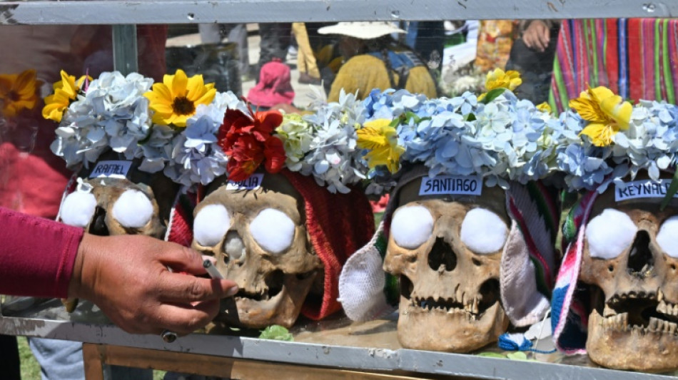 Bolivianos veneram crânios humanos com música e oferendas na Festa das Ñatitas