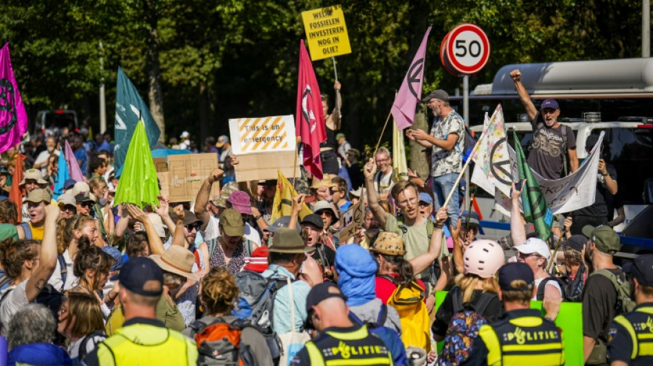 Miles de manifestantes ecologistas bloquean una autopista en La Haya