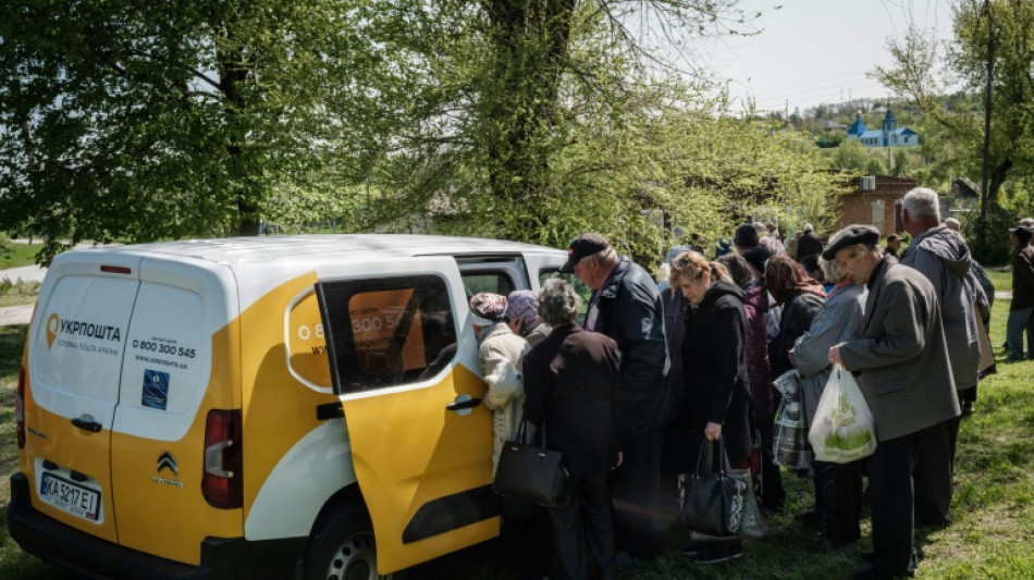 Pensioners swarm cash vans under fire at Ukraine front