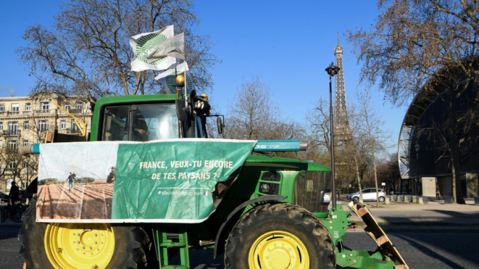 Des tracteurs défilent à Paris contre les restrictions des pesticides