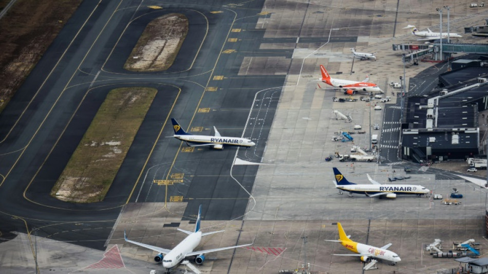 Mil vuelos cancelados el viernes en Francia por una huelga de controladores