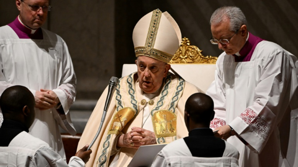 El papa preside la vigilia de Pascua tras las preocupaciones por su salud