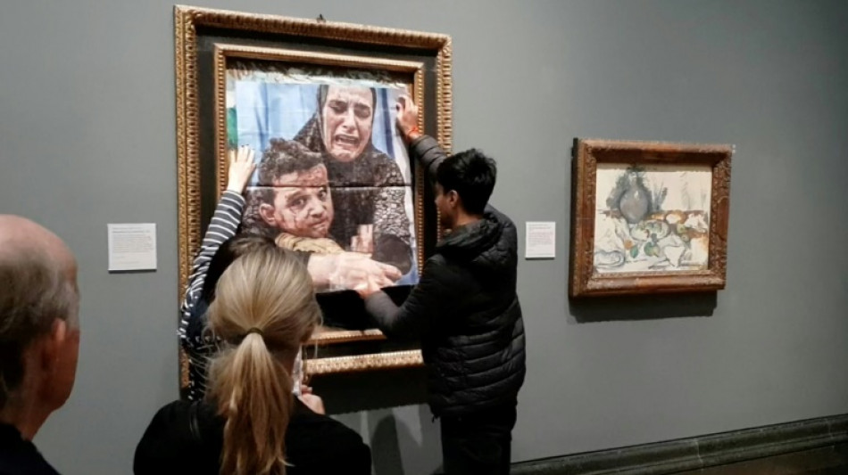 Unos activistas propalestinos cubren con una foto de Gaza una obra de Picasso en la National Gallery de Londres