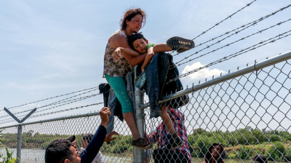 Malgré les bouées et les barbelés, les migrants continuent d'arriver au Texas