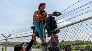 Malgré les bouées et les barbelés, les migrants continuent d'arriver au Texas