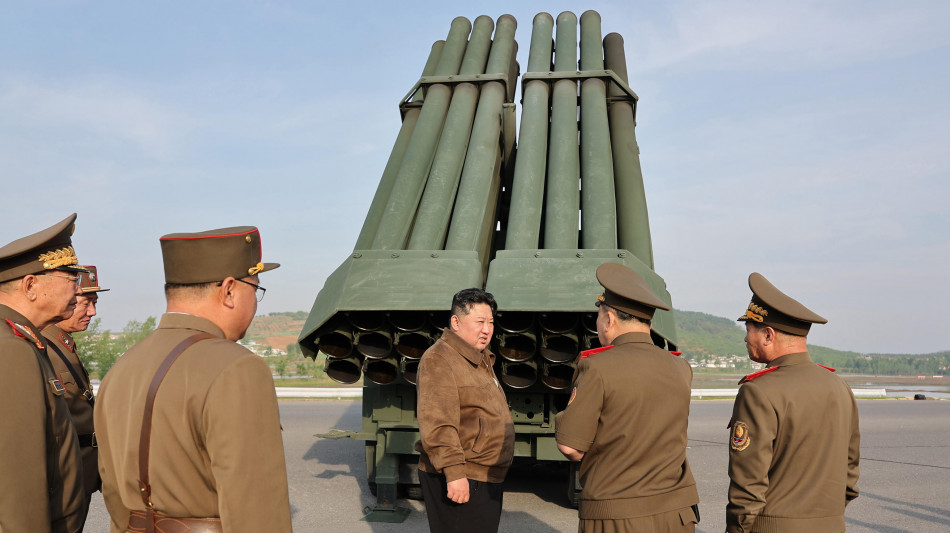 Corea Nord, Kim Jong Un supervisiona test lanciarazzi multiplo