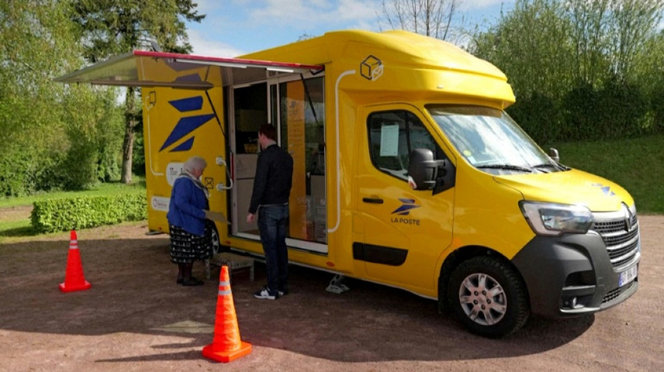 Dans l'Orne, le bureau de poste itinérant tente de conquérir les villages