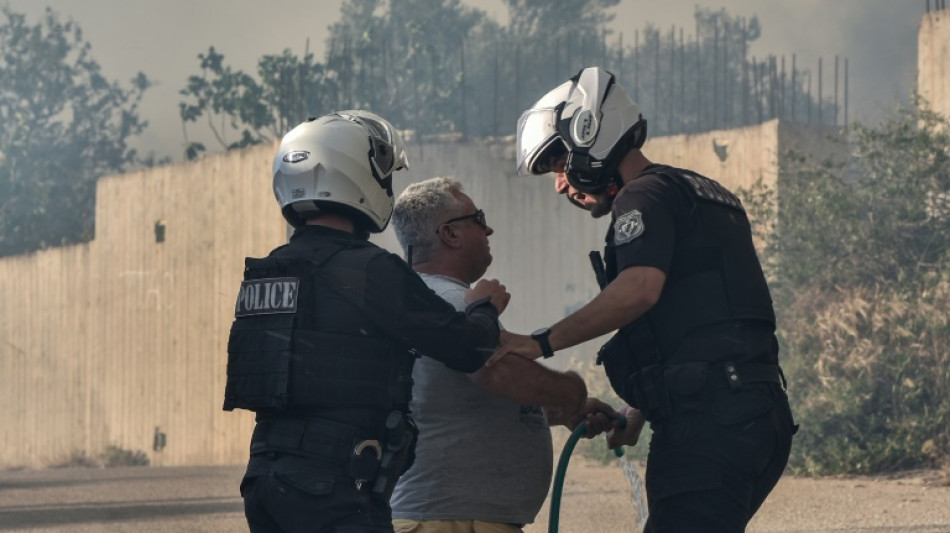 Incendios cerca de Atenas obligan a evacuar zonas costeras