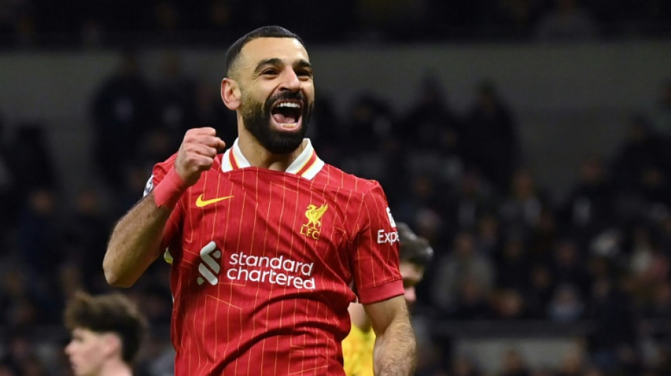 Salah brilha e líder Liverpool atropela Tottenham; United perde em casa