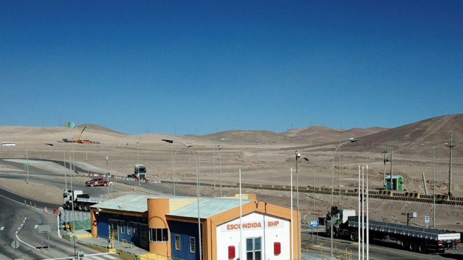 La mina de cobre chilena Escondida trabaja con un plan de emergencia en el tercer día de huelga