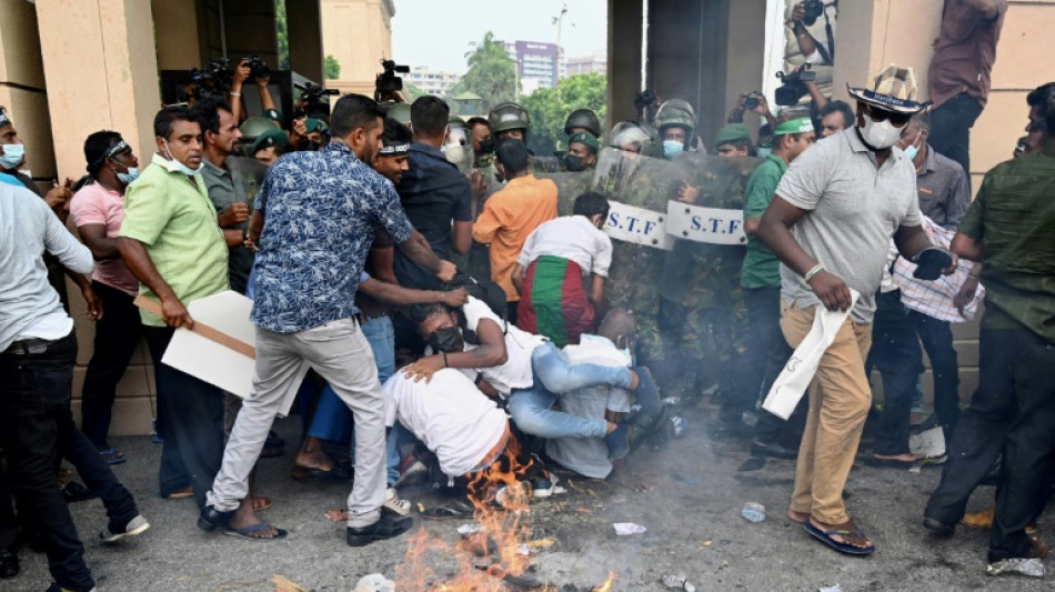Una multitud enfurecida intenta invadir la oficina del presidente en Sri Lanka

