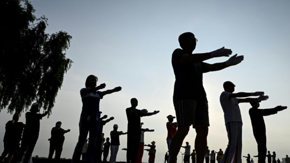 Curiosa danza-gimnasia callejera seduce a ancianos en China