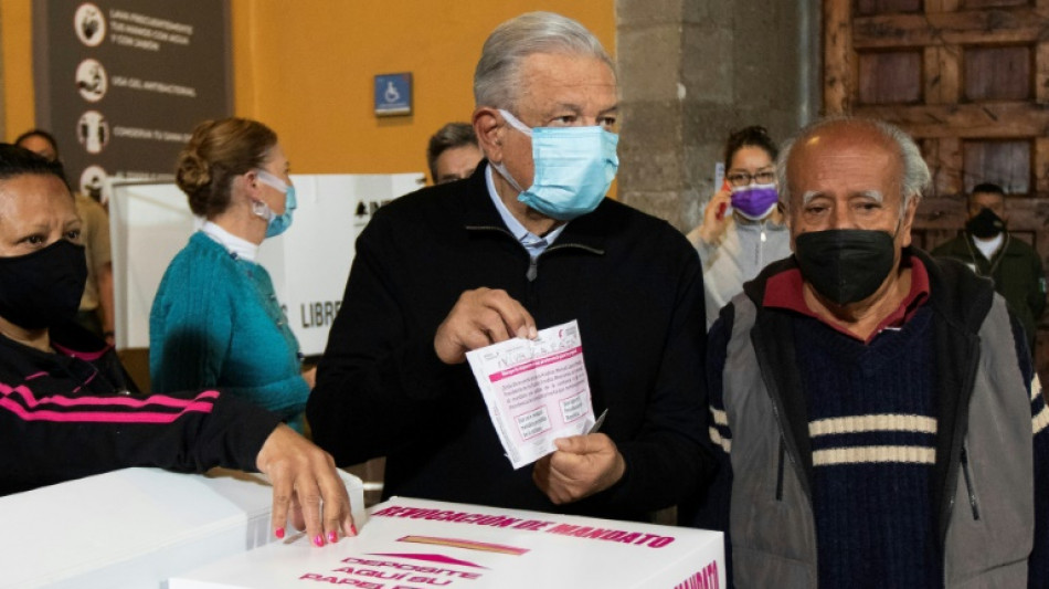 "¡Viva Zapata!", presidente mexicano anuló su voto en referendo revocatorio