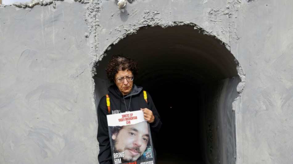 Anghörige israelischer Geiseln enthüllen Nachbau eines Hamas-Tunnels