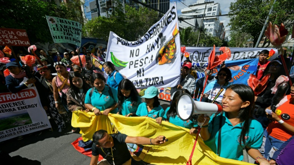 Manifestantes exigen el fin de los mecheros petroleros en Ecuador