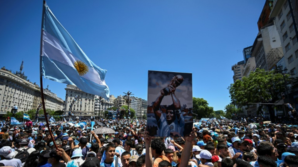 Argentiniens Weltmeistermannschaft startet Siegestour durch Buenos Aires