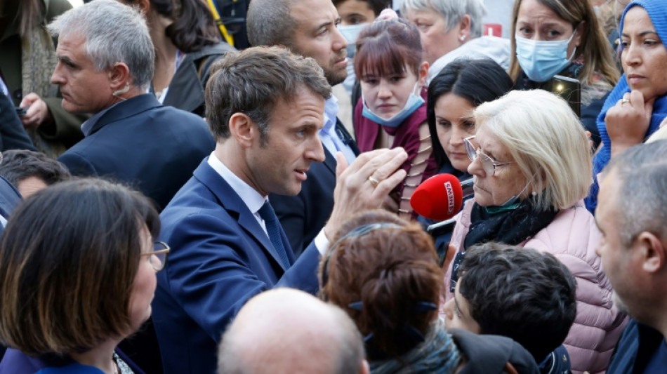 Présidentielle: bataille sur le terrain entre Macron et Le Pen avant un duel incertain 