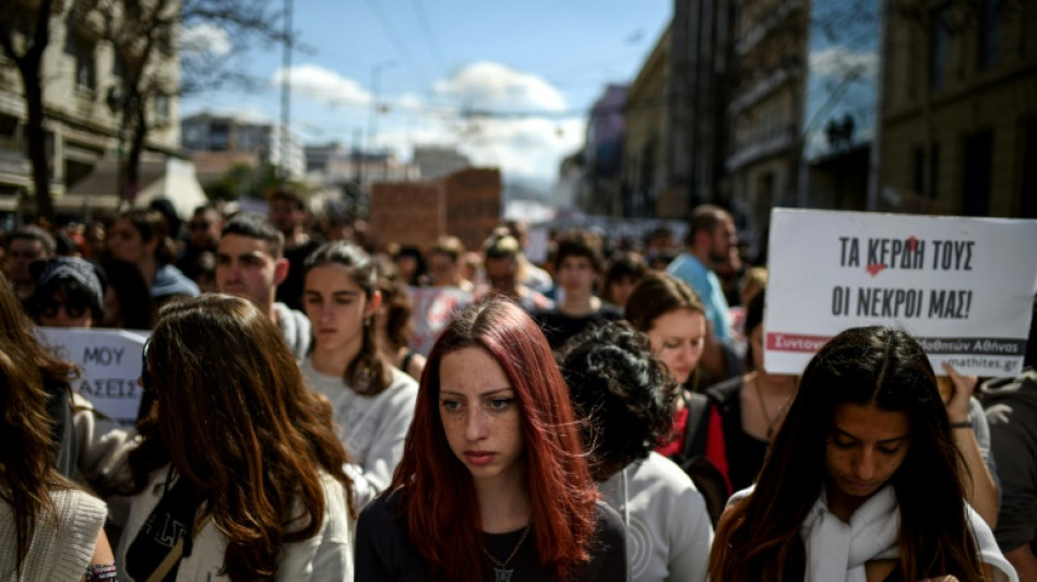 Familias de víctimas del choque ferroviario en Grecia denuncian al primer ministro