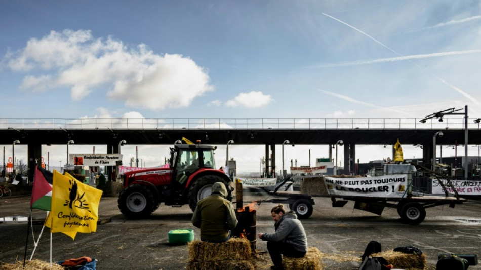 Fin des blocages agricoles routiers en France, des actions continuent contre les supermarchés