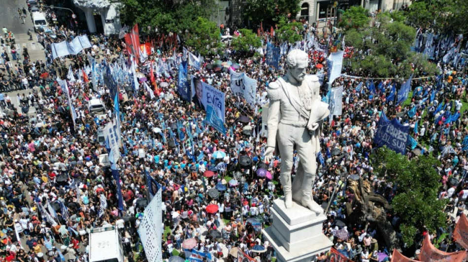 Argentine: recours et manifestation contre le "méga-décret" dérégulateur de Milei