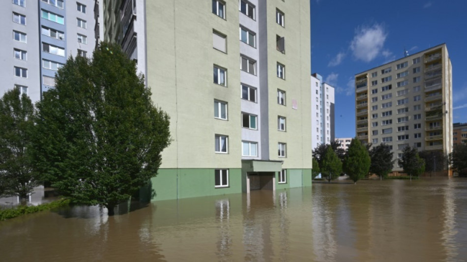 Tempête Boris: A Opava, en République tchèque, on regarde la rivière monter