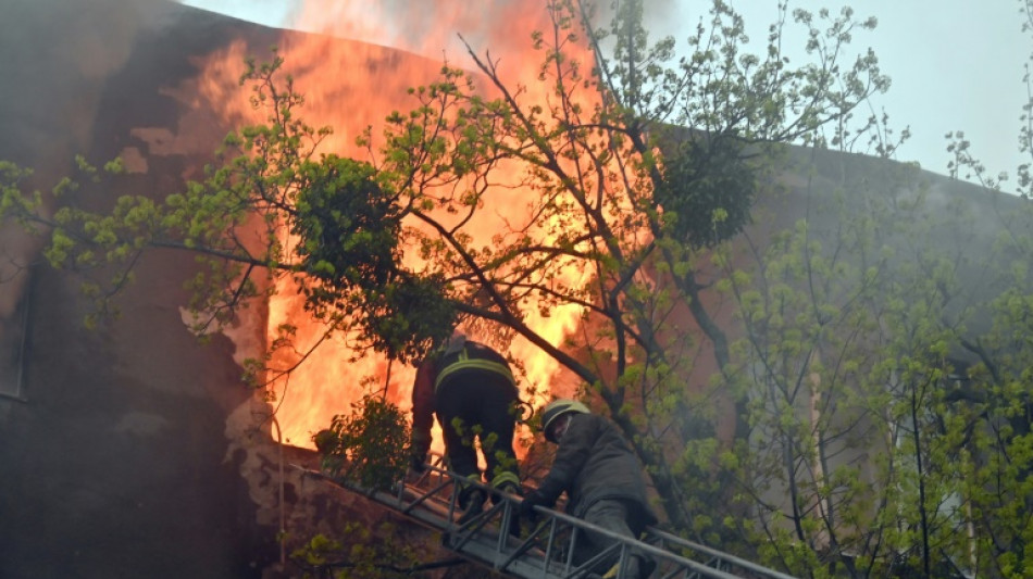 L'Ukraine veut combattre "jusqu'au bout" à Marioupol, série de frappes sur Kharkiv