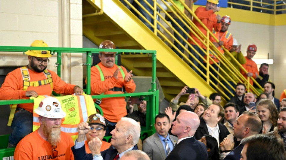 Biden à la rencontre des "cols bleus", pour prolonger l'élan de son discours au Congrès