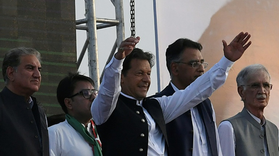 Pakistans Premierminister Khan muss sich Misstrauensvotum stellen