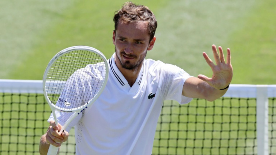 Medvedev supera Mannarino em jogo de dois dias e vai à terceira rodada de Wimbledon