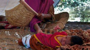 Una madre y su hija recién nacida sobreviven entre el barro tras las inundaciones de Pakistán