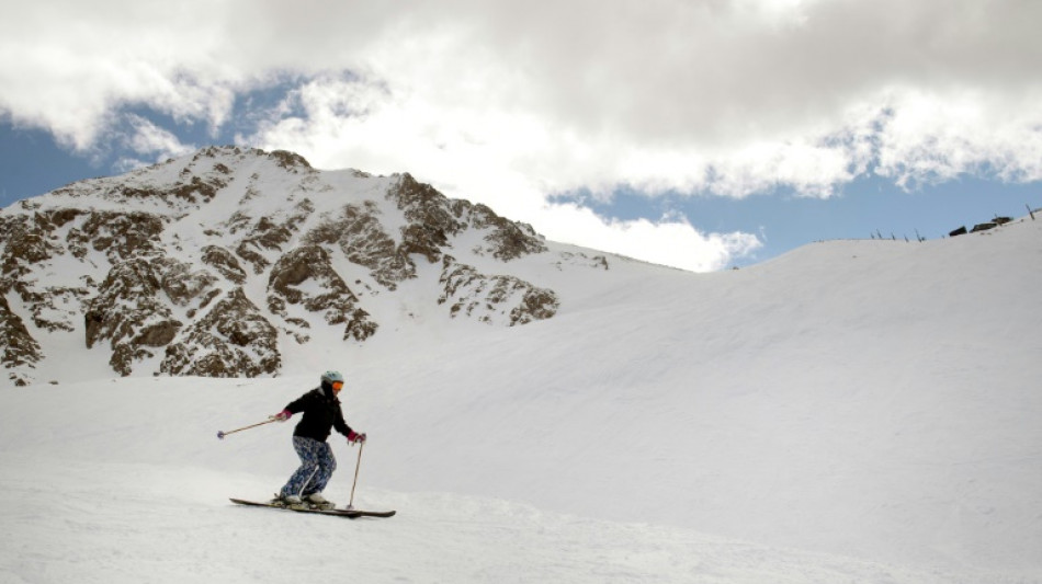 Temporada de esquí se alarga por enormes nevadas que mitigan sequía en EEUU