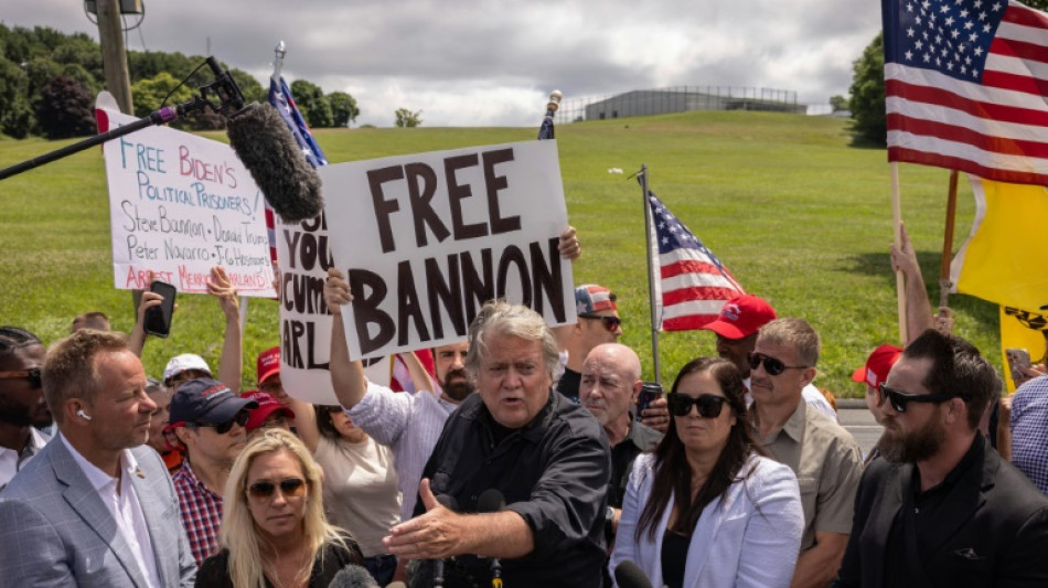 L'ex-conseiller populiste de Trump Steve Bannon libéré de prison une semaine avant l'élection