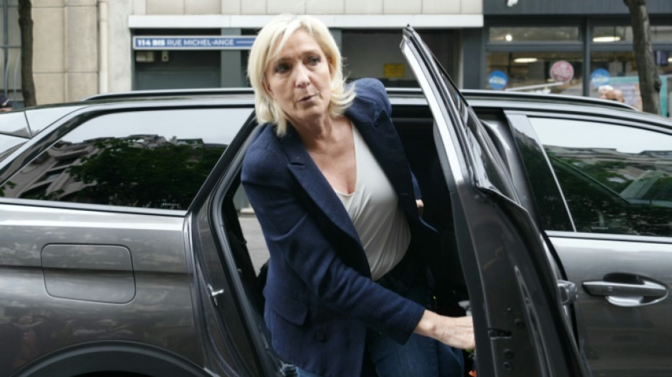 Le Pen met en garde contre "un coup d'État administratif", l'Elysée l'appelle au "sang froid"