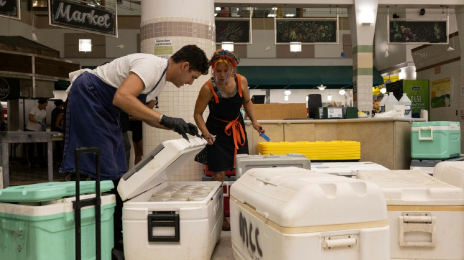 Chefs estrellas de Hawái arman masiva operación para alimentar sobrevivientes del incendio