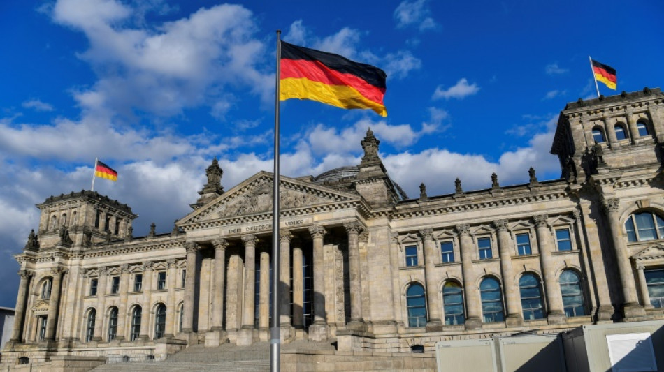 Freispruch in Berlin nach Farbattacke von Klimaaktivisten auf Grundgesetzdenkmal