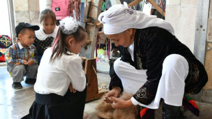 Kirghizstan: de joyeuses grands-mères et leurs tapis menacés