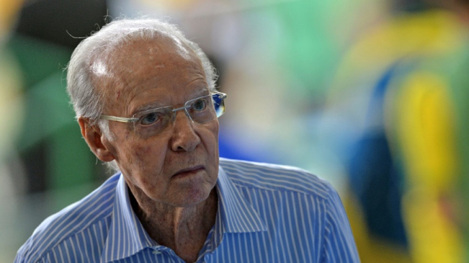 Zagallo completa duas semanas internado em hospital do Rio