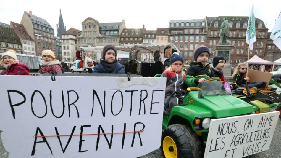 In Straßburg demonstrieren Bauernkinder auf ihren Spielzeugtraktoren 