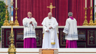 El papa Francisco da su último adiós a Benedicto XVI ante miles de fieles