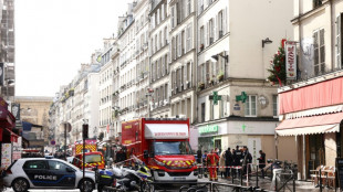 Presentan al juez al sospechoso de asesinato de kurdos en París, manifestación de homenaje a víctimas