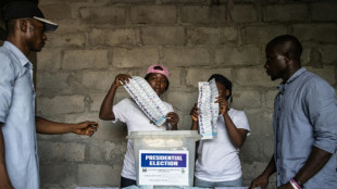 Elections en Sierra Leone: la police disperse des opposants dans l'attente des résultats