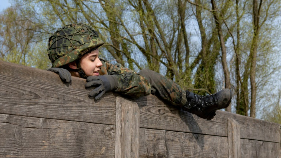 Regierung will Gleichstellung von Mann und Frau in Bundeswehr vorantreiben