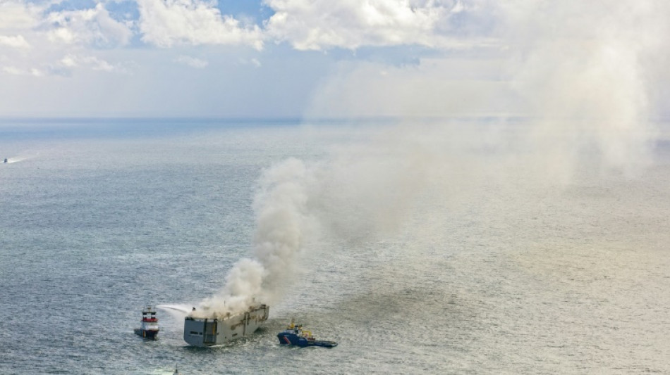 Un cargo transportant des voitures  en feu au large des Pays-Bas