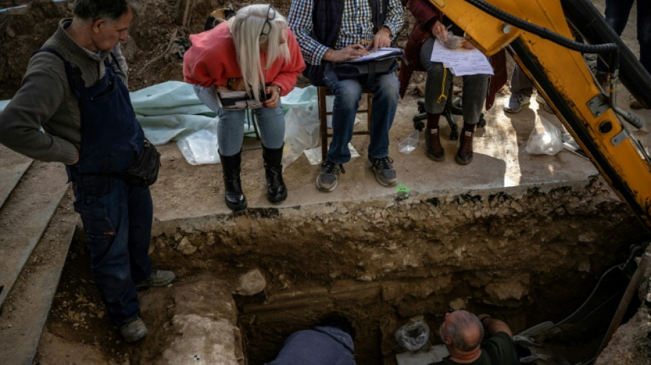 Descobertos estátua e objetos antigos durante obra em via pública de Atenas